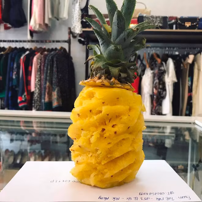 "Trái dứa tôi mua 100k gọt xong còn 1k à?" hay "Mẹ tôi sẽ đánh tôi không trượt phát nào nếu gọt dứa kiểu này"... là một số bình luận của dân mạng để lại dưới đoạn clip.