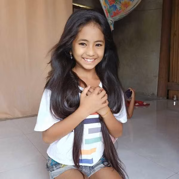 Sở hữu đường nét hài hòa trên khuôn mặt cùng mái tóc đen và làn da rám nắng, gái xinh dân tộc Khánh Huyền khiến nhiều người liên tưởng tới nàng hậu H’Hen Niê.