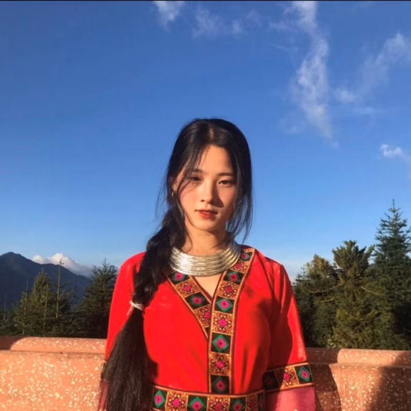 Như Caroline từng được đông đảo mọi người biết đến qua đoạn clip ngắn mặc trang phục đồng bào vùng cao với câu nói: "Tôi lớn lên nhờ các mạnh thường quân" cực kì ấn tượng. Chỉ sau vài giờ đăng tải, clip đã nhận được hơn 700 nghìn lượt xem cùng vô số những bình luận khen ngợi về nhan sắc "đỉnh của chóp" của hot girl dân tộc này.