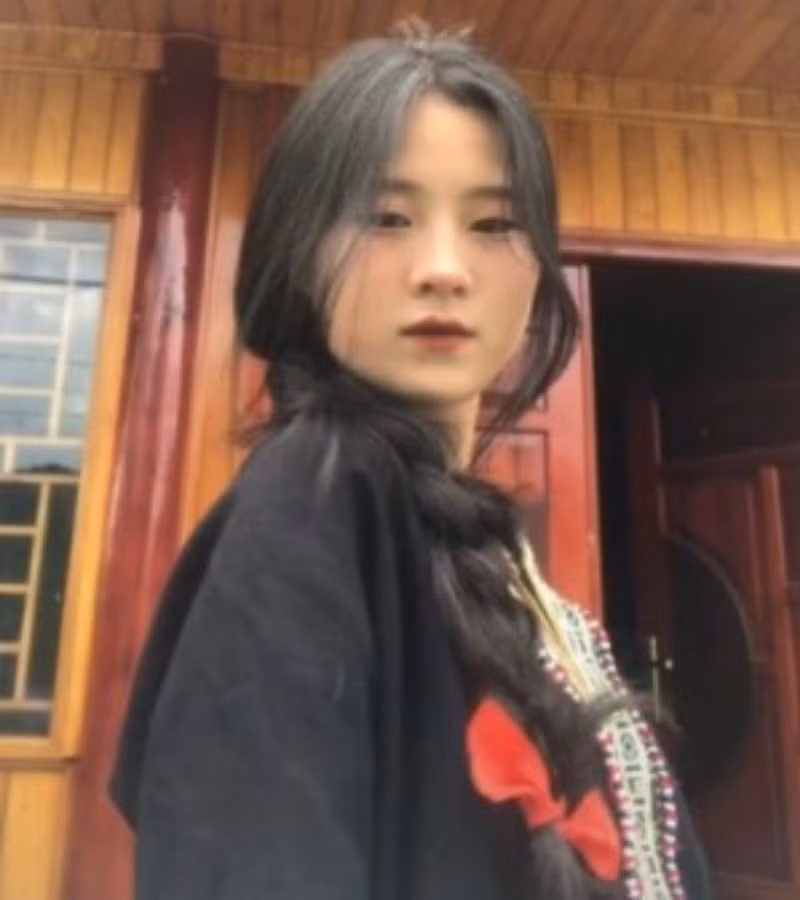 Được biết, Như Caroline là nickname của thiếu nữ người Dao Đỏ, sinh năm 2005 tại Sa Pa. Trên trang cá nhân, sau khi nhận về nhiều sự quan tâm từ cộng đồng mạng, Như bộc bạch: “Với người con gái dân tộc Dao đỏ chúng em, trang phục truyền thống như một niềm tự hào vậy, em rất thích mặc trang phục đồng bào mình".