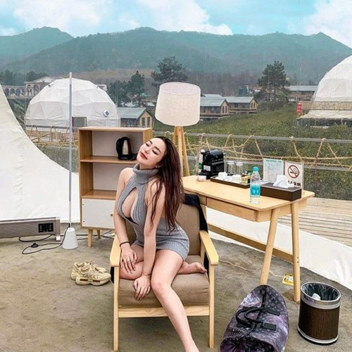 Rebecca Liu diện kiểu đồ ôm sát kết hợp với quần hoặc váy ngắn giúp tỷ lệ dáng người đẹp hơn.