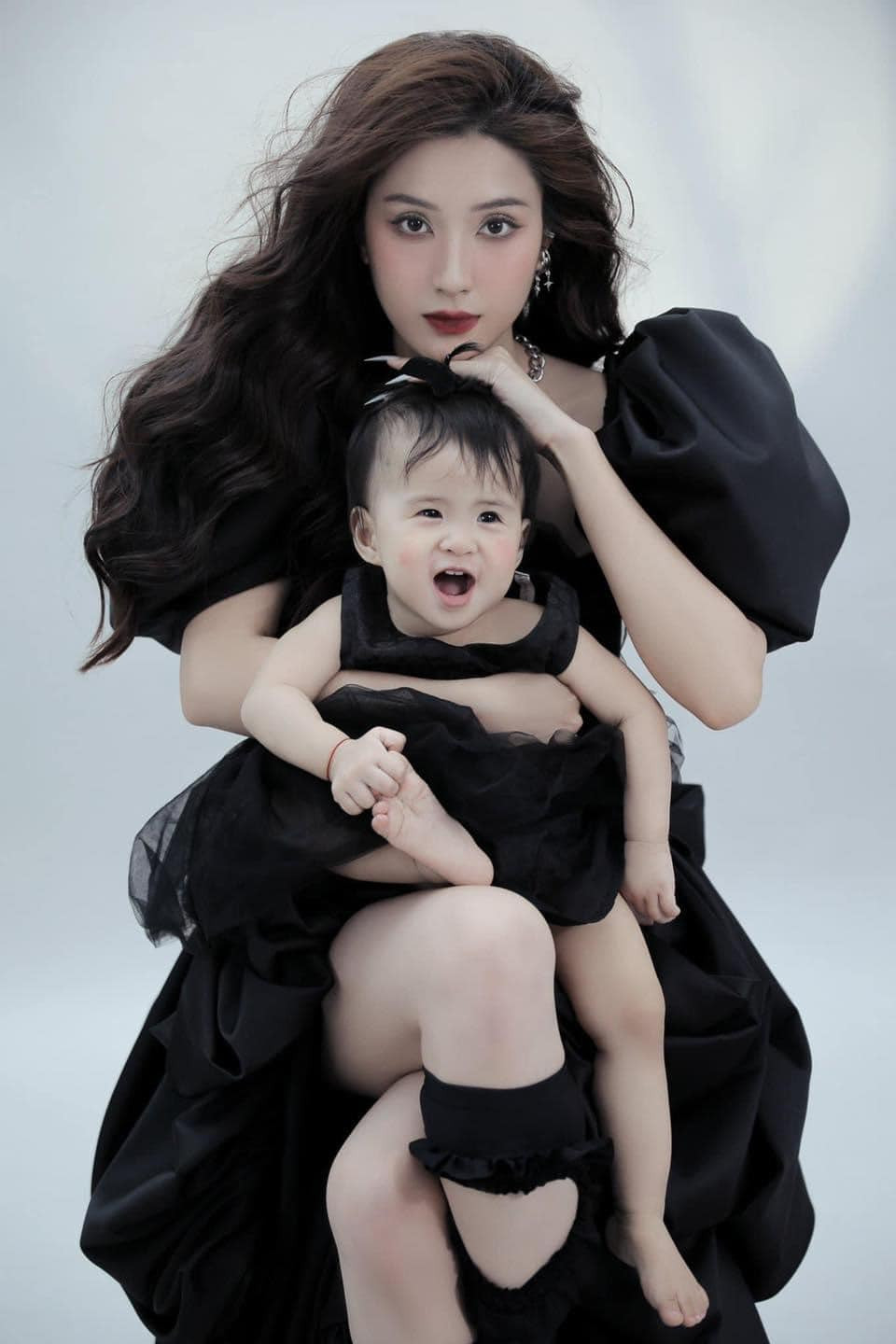 Con gái Thiên An khiến bao người mê đắm với đôi mắt to tròn, rất dễ thương. Nữ diễn viên mong muốn giữ trọn sự hồn nhiên của ái nữ.