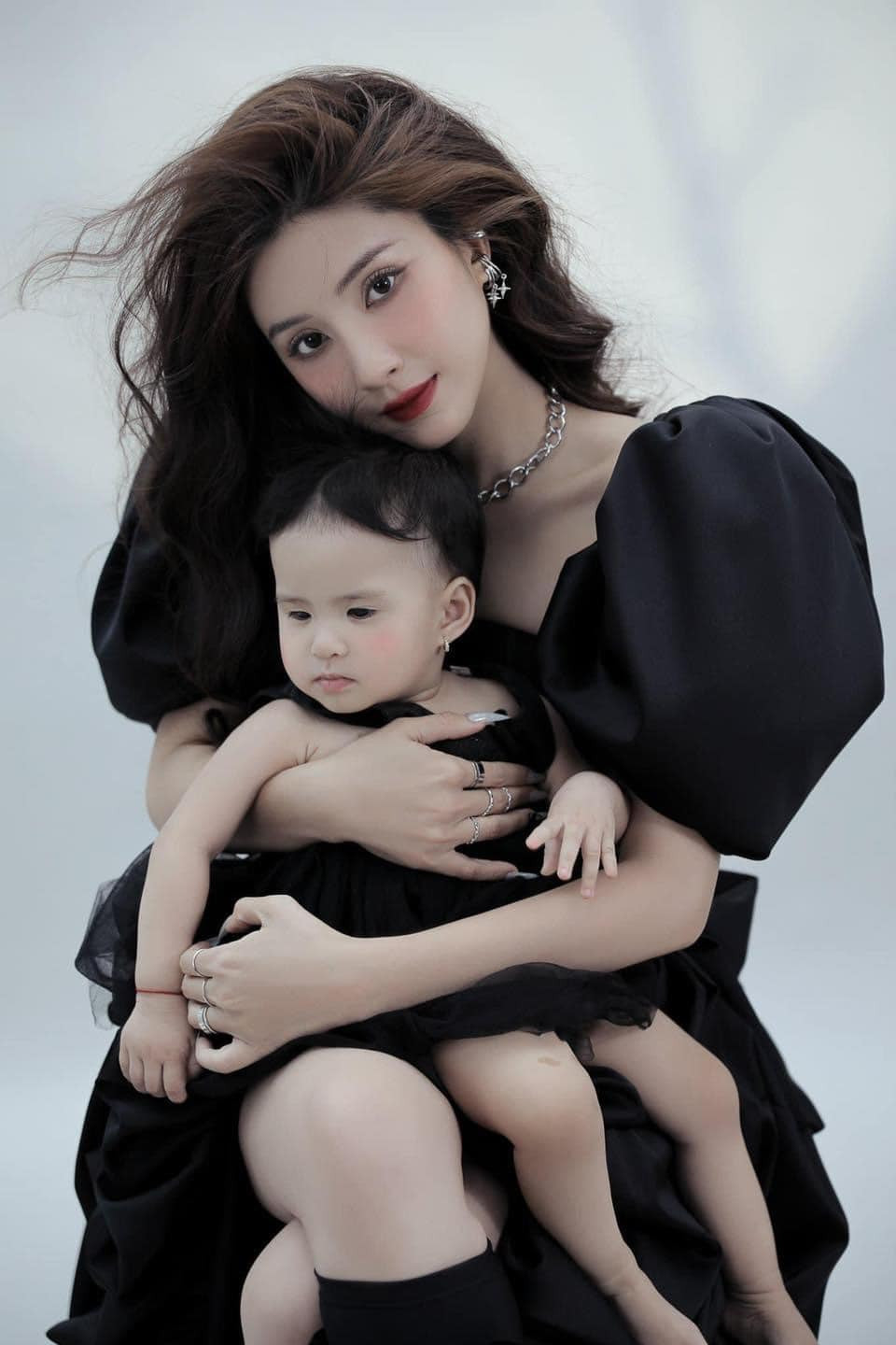 Thiên An nhắn nhủ rằng chỉ mong muốn con gái bình yên lớn lên trong sự che chở của mình, cố gắng mang đến những điều tốt đẹp nhất trong tương lai cho ái nữ đầu lòng.