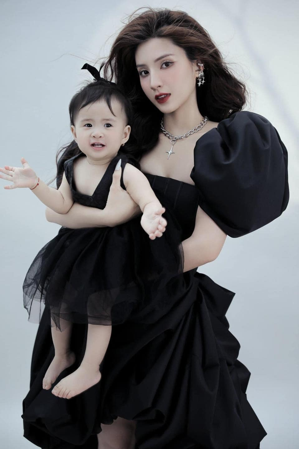 Thông qua loạt ảnh đăng tải, bé Sol khá hoạt bát, tinh nghịch. Cô bé gây ấn tượng với đôi mắt to tròn, bụ bẫm, làn da sáng, thừa hưởng những nét đẹp của mẹ.