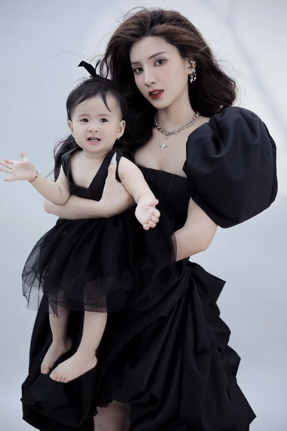 Thông qua loạt ảnh đăng tải, bé Sol khá hoạt bát, tinh nghịch. Cô bé gây ấn tượng với đôi mắt to tròn, bụ bẫm, làn da sáng, thừa hưởng những nét đẹp của mẹ.