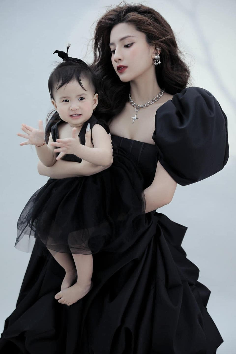 Nhóc tì có 1001 biểu cảm ngộ nghĩnh, chuẩn "thánh meme". Mỗi khoảnh khắc đều khiến dân tình yêu mến.