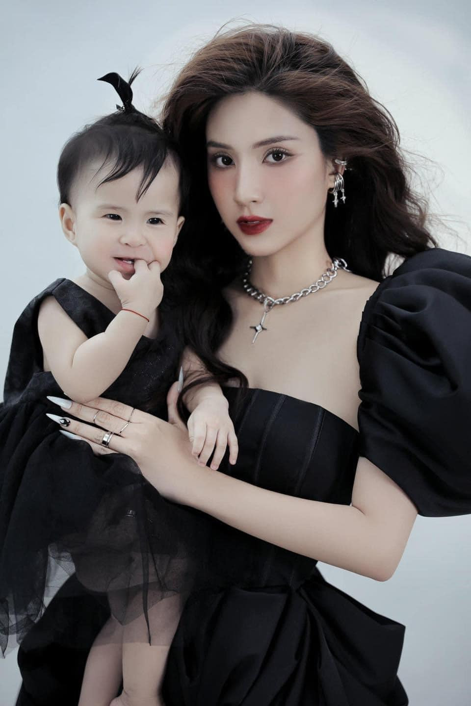 Mừng con tròn 1 tuổi, gái xinh sinh năm 1998 đã gửi lời chúc trên trang cá nhân: "Hôm nay ngày 1/4/2022 chúc mừng bé yêu của mẹ tròn 1 tuổi. Chỉ mong con luôn vui vẻ, bình an, luôn trong vòng tay mẹ và chúng ta cùng nhau đón chờ những điều tốt đẹp ở phía trước nhé bé con...! Thay mặt bé mẹ An xin gửi lời cảm ơn đến những lời yêu thương, chúc mừng của cô, chú, anh, chị dành cho bé ạ".