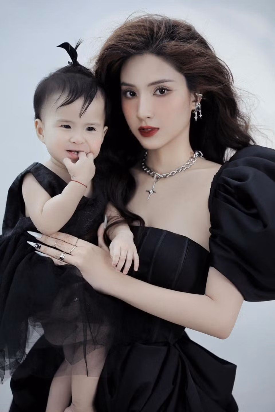 Mừng con tròn 1 tuổi, gái xinh sinh năm 1998 đã gửi lời chúc trên trang cá nhân: "Hôm nay ngày 1/4/2022 chúc mừng bé yêu của mẹ tròn 1 tuổi. Chỉ mong con luôn vui vẻ, bình an, luôn trong vòng tay mẹ và chúng ta cùng nhau đón chờ những điều tốt đẹp ở phía trước nhé bé con...! Thay mặt bé mẹ An xin gửi lời cảm ơn đến những lời yêu thương, chúc mừng của cô, chú, anh, chị dành cho bé ạ".