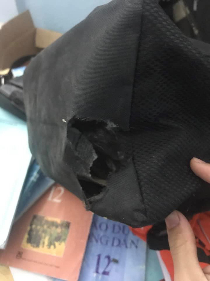 Ngay khi được chia sẻ, những hình ảnh sách mốc, vở mọt vì nghỉ dịch COVID-19 kéo dài, đã trở thành đề tài bàn tán của các bạn trẻ.