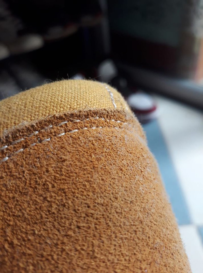 Giày cũng lên mốc vì đã quá lâu không đi học.