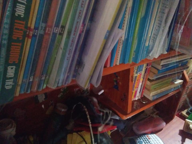 Việc học online sử dụng máy tính nhiều hơn sách vở khiến góc học tập của một số bạn trẻ đã có một số vị khách không mời hỏi thăm.