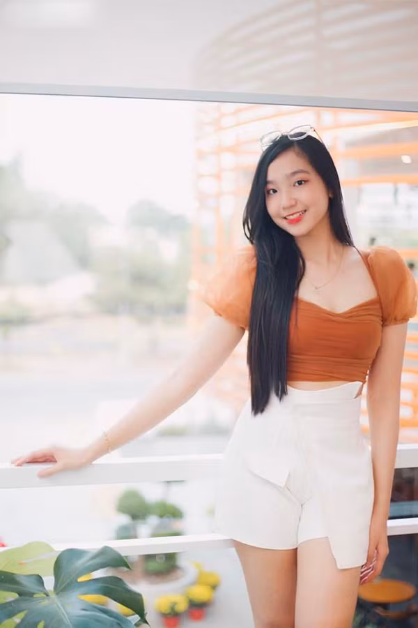 Chưa hết, Vân Anh còn rất hăng hái, năng động trong các hoạt động ngoại khóa. Cô nàng luôn xuất hiện ở các hoạt động văn nghệ và truyền thống mà trường tổ chức.