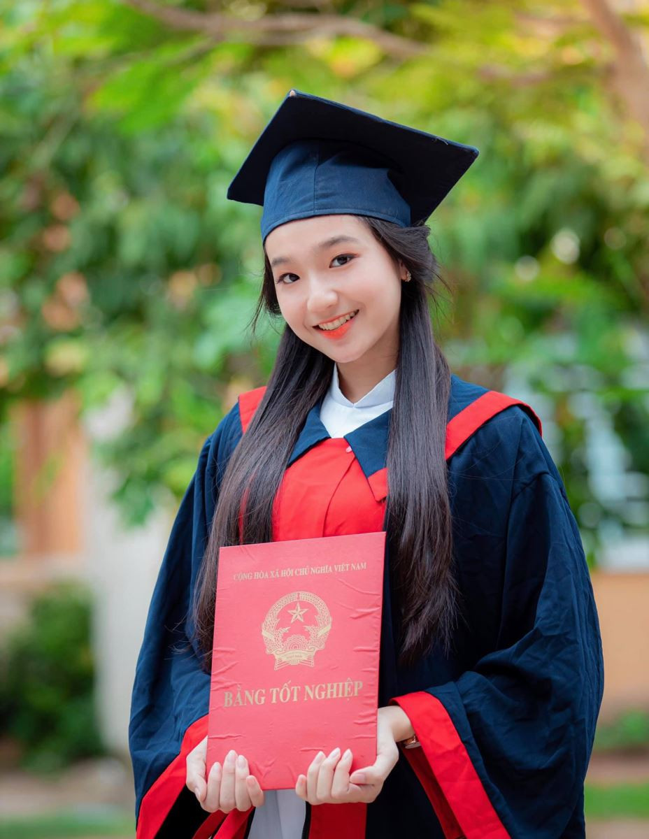 Không những vậy, bên cạnh tài năng cùng ngoại hình xinh đẹp, Vân Anh còn sở hữu một thân hình cao ráo và thon gọn. Nữ TikToker quê Cần Thơ sở hữu chiều cao ấn tượng 1m72, số đo 3 vòng cũng vô cùng cân đối.