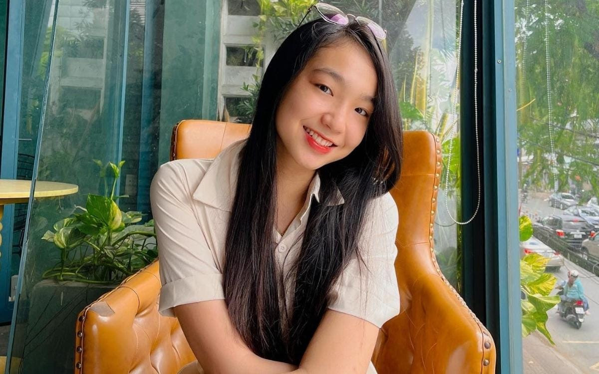 Trong suốt những năm học còn ngồi trên ghế nhà trường, Vân Anh đã đạt được nhiều thành tích cao như: Giải Nhất cuộc thi "Kể chuyện bằng tiếng Anh liên trường" năm 2018, Giải Video clip sáng tạo cuộc thi National Speaking English Contest 2020, Giải Khuyến Khích kỳ thi chọn HSG cấp TP, Giải Khuyến khích hội thi "Cambridge tài năng Khu vực ĐBSCL mở rộng lần 1",...