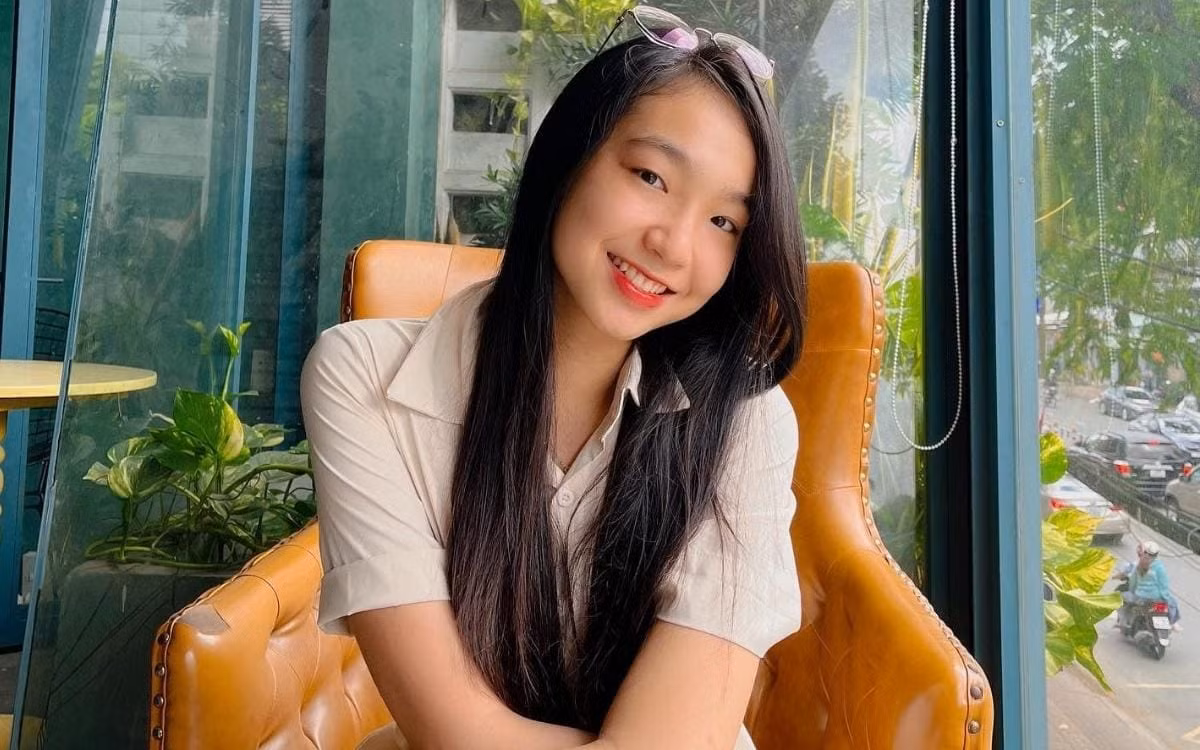 Trong suốt những năm học còn ngồi trên ghế nhà trường, Vân Anh đã đạt được nhiều thành tích cao như: Giải Nhất cuộc thi "Kể chuyện bằng tiếng Anh liên trường" năm 2018, Giải Video clip sáng tạo cuộc thi National Speaking English Contest 2020, Giải Khuyến Khích kỳ thi chọn HSG cấp TP, Giải Khuyến khích hội thi "Cambridge tài năng Khu vực ĐBSCL mở rộng lần 1",...