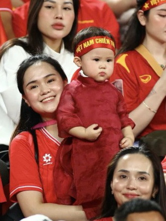 Dù không được đánh giá cao về gu thời trang nhưng ở trận chung kết lượt về trên sân Thái Lan, bà xã của đội trưởng Duy Mạnh ghi điểm trong mỗi lần xuất hiện.