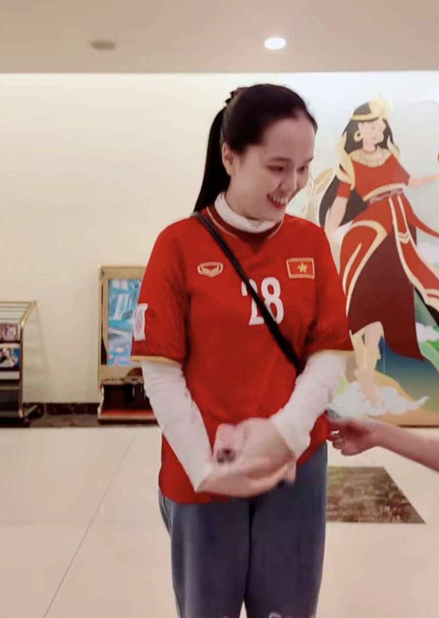 Trong mỗi lần xuất hiện tại AFF Cup năm nay, Quỳnh Anh cũng mặc áo đấu của đội tuyển Việt Nam, phối với quần jeans đơn giản.