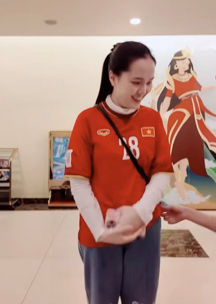 Trong mỗi lần xuất hiện tại AFF Cup năm nay, Quỳnh Anh cũng mặc áo đấu của đội tuyển Việt Nam, phối với quần jeans đơn giản.