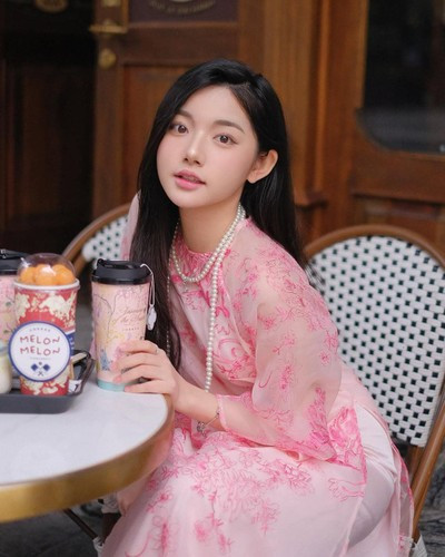 Không giống như nhiều hot TikToker khác thường xuyên chỉnh sửa hình ảnh hoặc trang điểm đậm, Quỳnh Trương chuộng phong cách trang điểm nhẹ nhàng hoặc để mặt mộc trong các video mukbang.