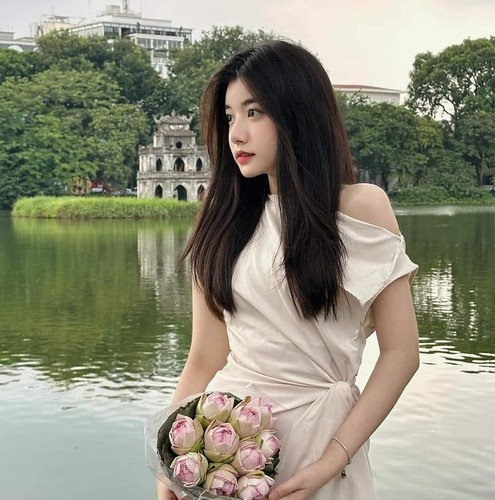 Không chỉ bởi nhan sắc ngọt ngào, Quỳnh Trương còn có phong thái nhẹ nhàng, thân thiện, tạo cảm giác gần gũi với người xem.