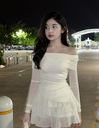 Dù theo đuổi phong cách nữ tính, Quỳnh Trương không hề gò bó trong một kiểu trang phục nhất định. Cô thường xuyên thay đổi giữa váy liền dịu dàng, áo hai dây gợi cảm và set đồ năng động như quần jean với áo phông.