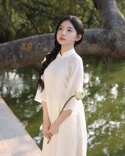 Không chỉ có ngoại hình xinh đẹp, Quỳnh Trương còn biết cách biểu cảm tự nhiên, dễ thương trước ống kính. Khi ăn, cô không chỉ tập trung vào món ăn mà còn tương tác với người xem bằng những biểu cảm đáng yêu, đôi khi là ánh mắt tròn xoe ngạc nhiên hoặc nụ cười rạng rỡ.