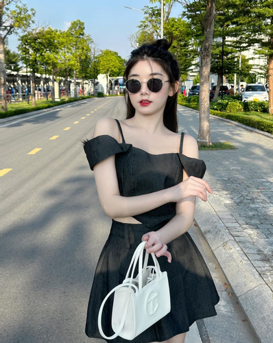 Quỳnh Trương ưu tiên những trang phục có tông màu pastel như trắng, hồng, xanh nhạt để tôn lên làn da trắng mịn của mình.