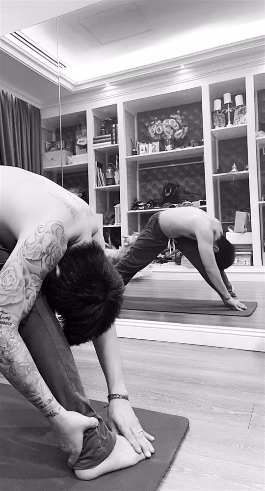 Rảnh rỗi nên Minh Nhựa và vợ 2 cũng chăm chỉ thể dục - thể thao hơn, vừa rèn luyện sức khỏe vừa để giết thời gian.