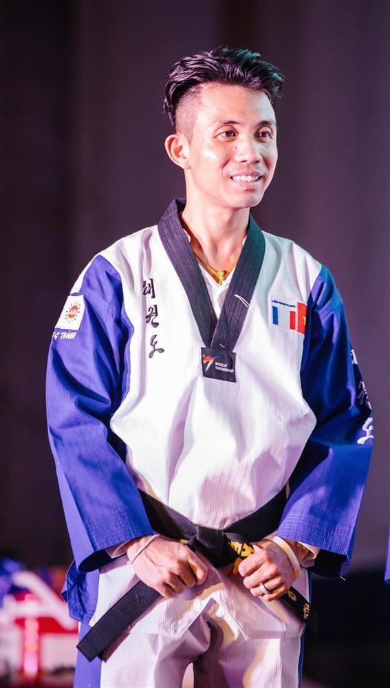 Khoảnh khắc ghi lại, vẫn trong căn phòng dùng để luyện tập quen thuộc của hai vợ chồng, Minh Nhựa mặc bộ đồ võ thuật, thực hiện những động tác đá chân trông khá kỹ thuật và chuyên nghiệp.