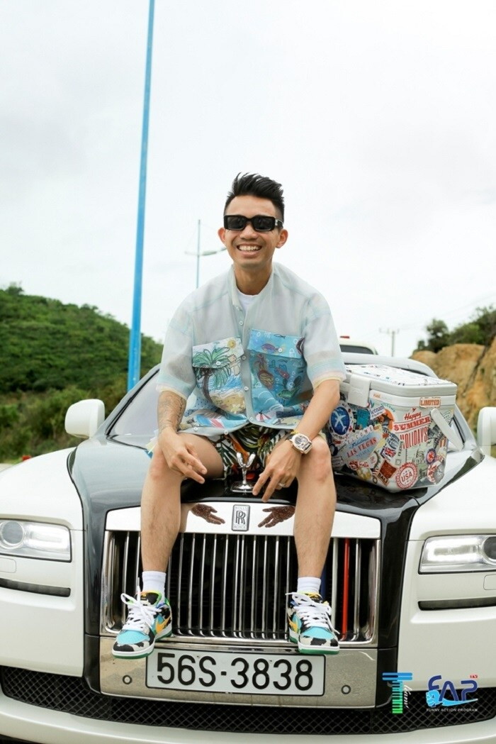 Lần lượt những người bạn của Minh Nhựa như rapper Wowy hay Jolipoli đều được dịp vào "troll" vị đại gia nổi tiếng Sài thành về số cân nặng của anh.