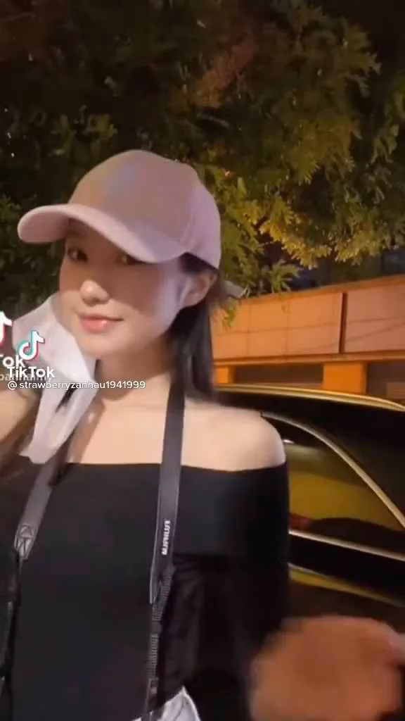 Sau khi những hình ảnh thân mật tại hôn lễ được tung lên mạng xã hội, nhiều người còn chưa kịp “hết mừng” thì Văn Hậu và Hải My lại tiếp tục bị dân mạng soi ra khoảnh khắc diện đồ đôi vô cùng đáng yêu.