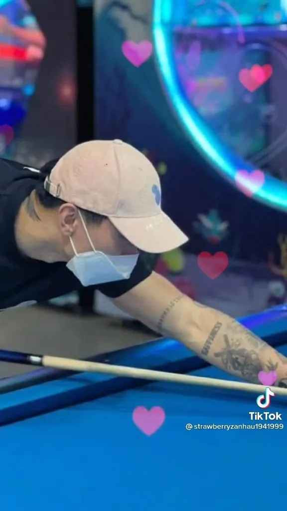 Cụ thể, trong một đoạn video có dòng chú thích “Các bạn tìm điểm giống nhau ạ” được đăng tải bởi người hâm mộ, Văn Hậu và Hải My cùng xuất hiện trong chiếc nón lưỡi trai màu hồng phấn, hoa văn, chi tiết trên nón giống nhau như đúc.