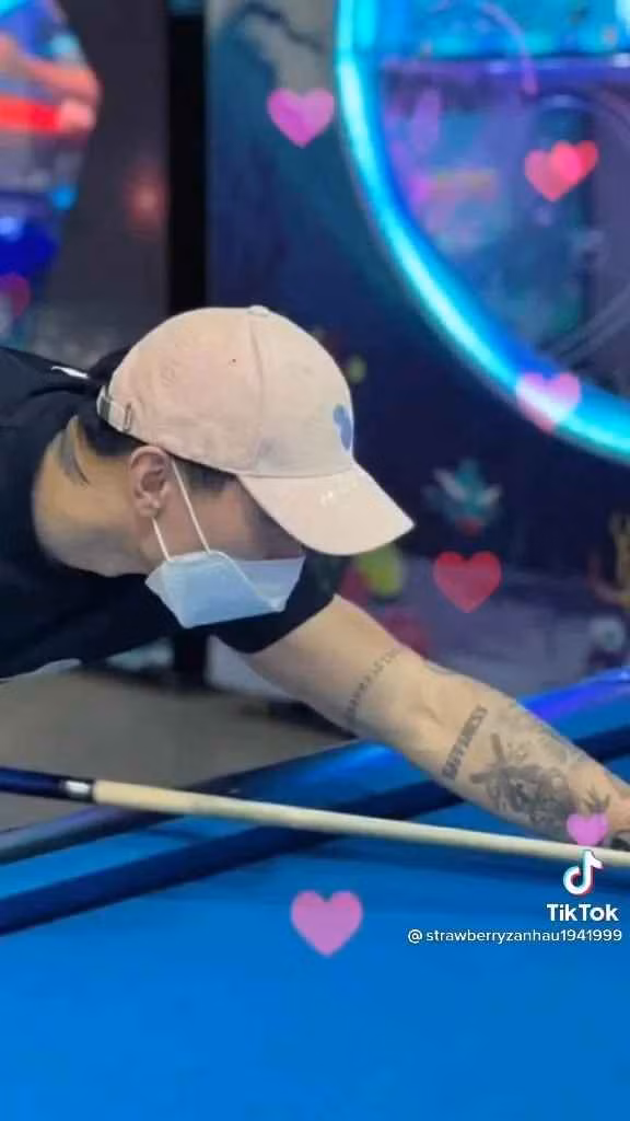 Cụ thể, trong một đoạn video có dòng chú thích “Các bạn tìm điểm giống nhau ạ” được đăng tải bởi người hâm mộ, Văn Hậu và Hải My cùng xuất hiện trong chiếc nón lưỡi trai màu hồng phấn, hoa văn, chi tiết trên nón giống nhau như đúc.