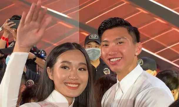 Đoạn clip ngắn này vừa xuất hiện thì nhận về không ít sự hưởng ứng từ phía cộng đồng mạng, nhiều người còn “móc nối” với hình ảnh “tình bể bình” của cả hai tại đám cưới Thành Chung để “đòi” một lời công khai mối quan hệ.
