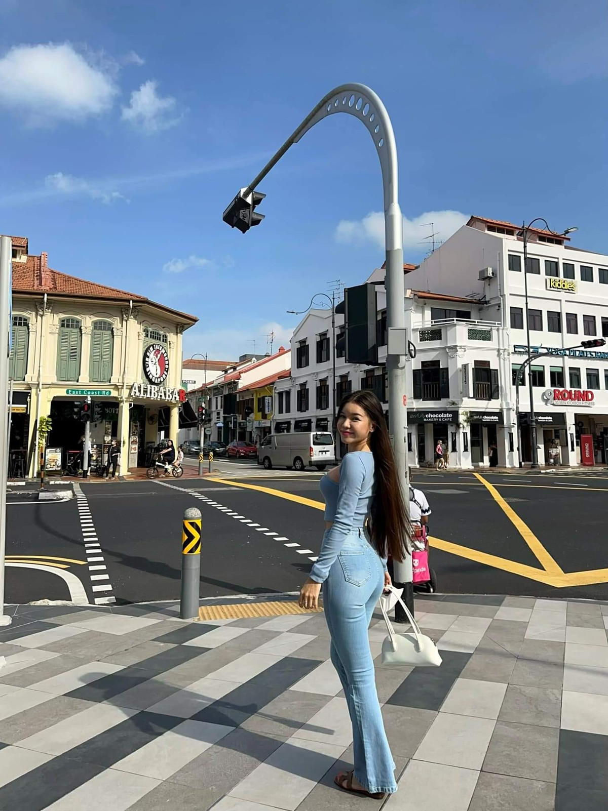 Mới đây, bạn gái Lâm Tây khiến nhiều người bất ngờ với gương mặt khác lạ so với trước.