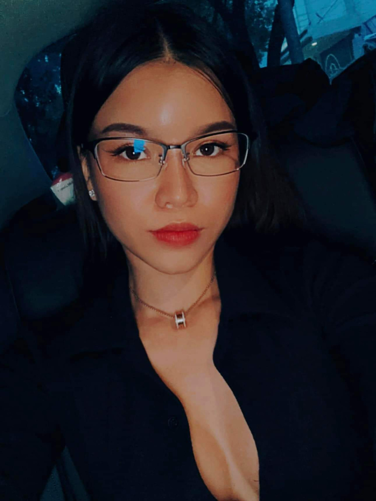 Người đẹp cũng make up chỉn chu hơn với tông nâu đậm chất Tây cùng đôi mắt sắc sảo với hàng mi dày và eyeliner đậm.