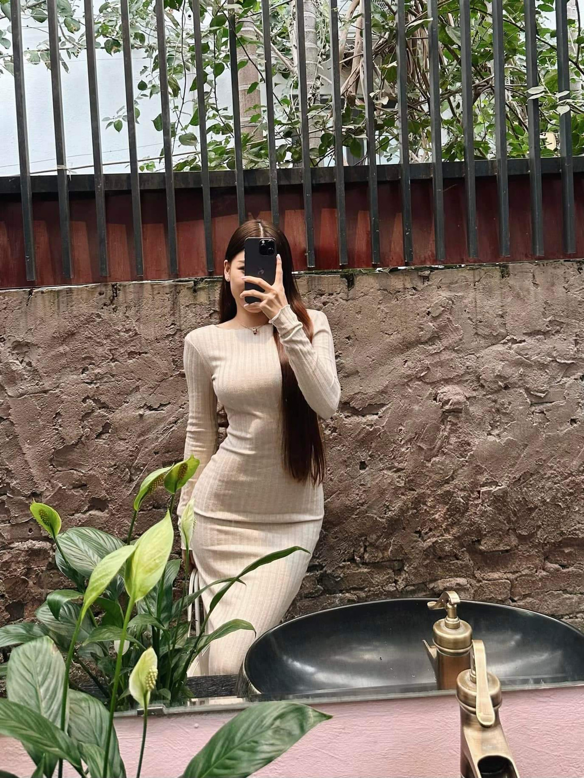 Đầu tháng 9/2018, cặp đôi lần đầu dính tin đồn hẹn hò với nhau. Nhiều dân mạng cũng nhanh chóng nhận ra cô nàng từng chụp ảnh với khá nhiều chân sút nổi tiếng của đội tuyển U23 khi ấy là Hồng Duy, Bùi Tiến Dũng và Bùi Tiến Dụng…