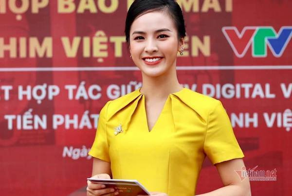 Bên cạnh dẫn chương trình, Quỳnh Nga còn là một trong những nữ phóng viên trẻ của Trung tâm Sản xuất và Phát triển nội dung số, Đài THVN.