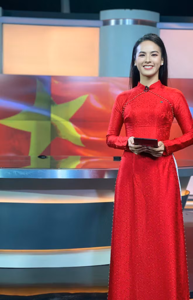 Một BTV khác gia nhập hội "con nhà người ta" của chương trình Chuyển Động 24h là cô nàng Quỳnh Nga (sinh năm 1995). Trước khi làm việc ở Đài truyền hình VTV, nữ MC từng bỏ túi kha khá thành tích tại các cuộc thi nhan sắc như Hoa khôi Tài năng Ngoại thương 2015, Á khôi Sinh viên Việt Nam 2017 và Top 10 Miss World Vietnam 2019.