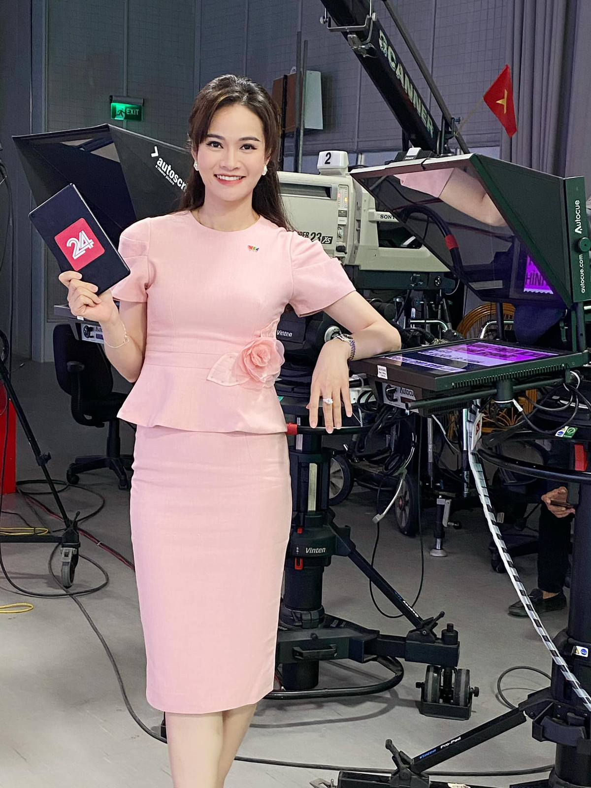 BTV Thu Hương (sinh năm 1983) có nhiều điểm chung thú vị với BTV Thụy Vân khi cả hai đều có vẻ ngoài xinh đẹp, vóc dáng chuẩn người mẫu và cùng là cựu sinh viên trường Đại học Ngoại thương. Nữ MC nhận được nhiều yêu mến của khán giả nhờ lối dẫn chương trình tự tin, linh hoạt và trẻ trung.