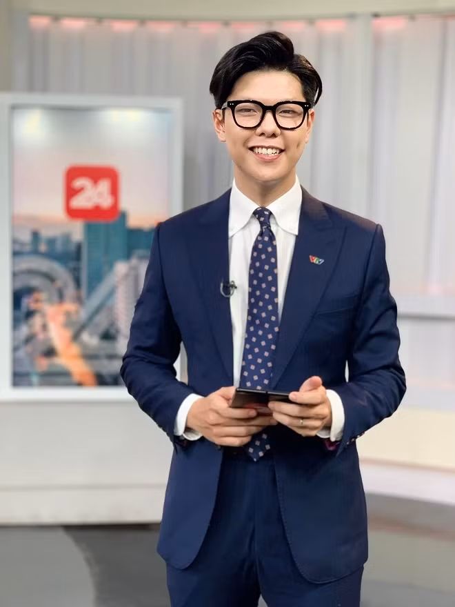 BTV Mạnh Cường (sinh năm 1995) không phải gương mặt xa lạ với khán giả trên sóng Đài Truyền hình VTV. Bên cạnh vai trò dẫn chính của bản tin Chuyển Động 24h, anh còn là phóng viên, BTV của nhiều chương trình lớn nhỏ khác như bản tin Thời Sự 19h, chương trình Vì Tầm Vóc Việt, chương trình Việc Tử Tế...