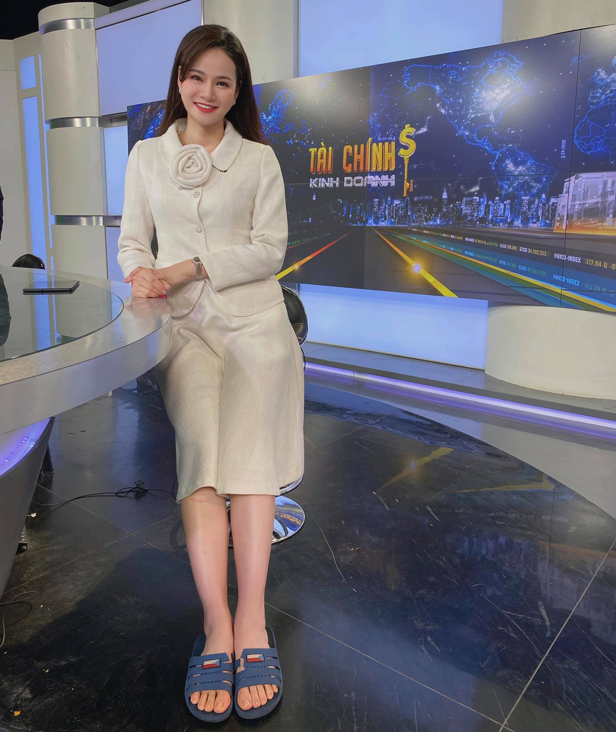 Được biết, sau khi tốt nghiệp bằng Cử nhân của trường Đại học Ngoại thương, Thu Hương còn học tiếp Thạc sĩ Quản trị Kinh doanh. Từ khi còn là sinh viên, cô nàng đã bắt đầu công việc truyền hình nhờ khả năng giao tiếp tiếng Anh thông thạo.