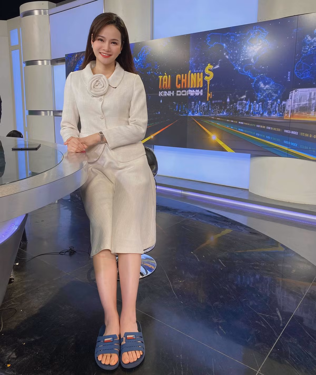 Được biết, sau khi tốt nghiệp bằng Cử nhân của trường Đại học Ngoại thương, Thu Hương còn học tiếp Thạc sĩ Quản trị Kinh doanh. Từ khi còn là sinh viên, cô nàng đã bắt đầu công việc truyền hình nhờ khả năng giao tiếp tiếng Anh thông thạo.