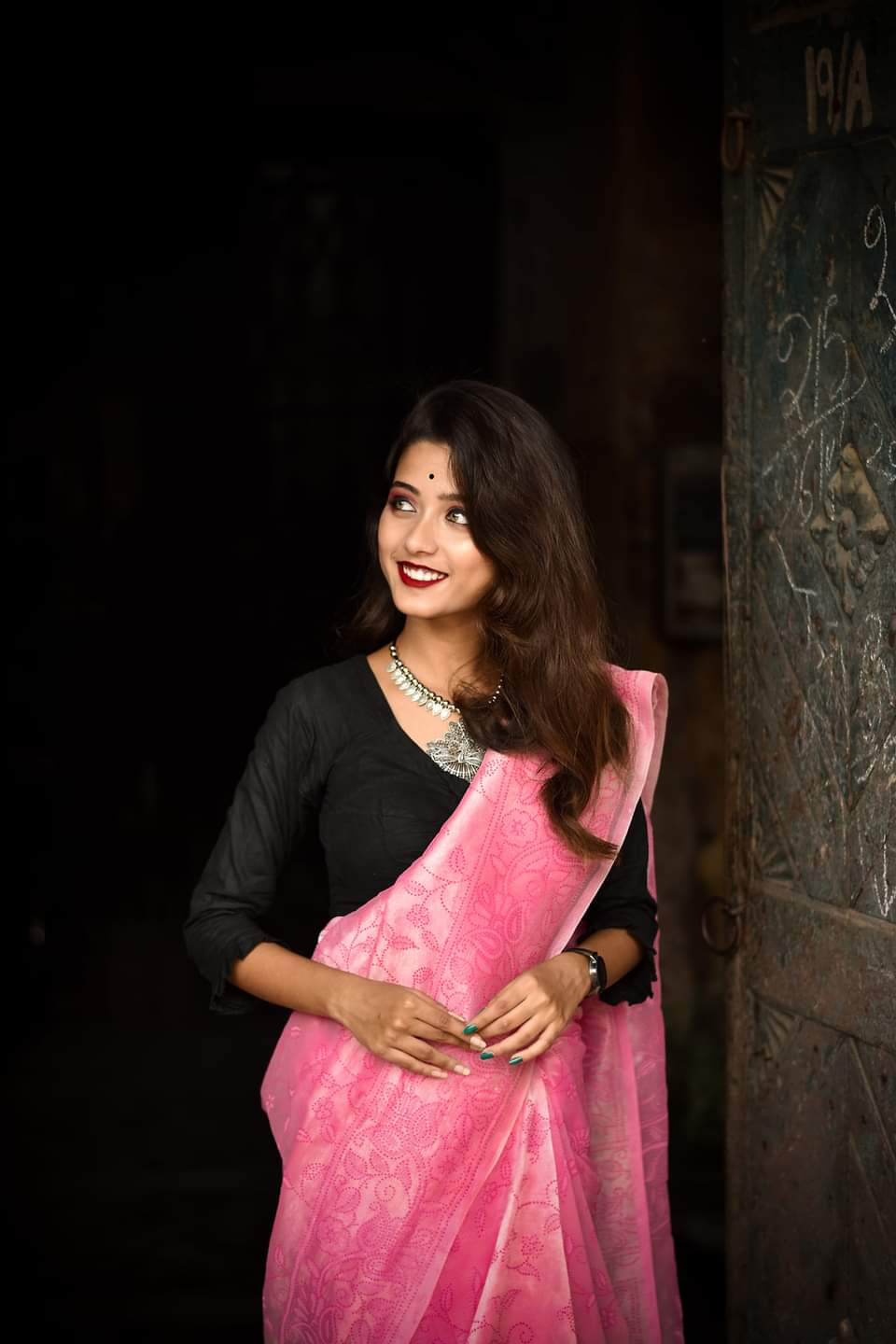 Theo nhiều người nhận xét, Joyeeta Sanyal nắm bắt tốt cơ hội nổi tiếng để bước chân vào showbiz.