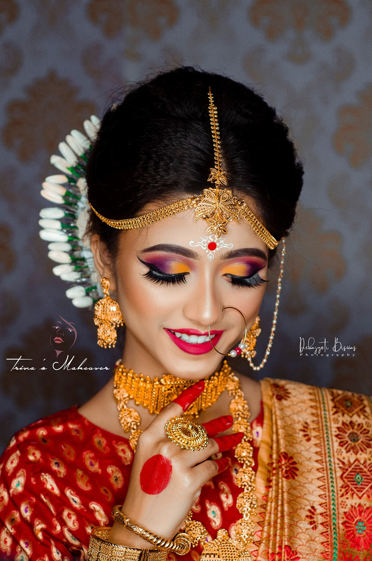 Joyeeta Sanyal thường xuyên trang điểm đậm theo phong cách Ấn Độ với trang phục truyền thống. Chính vì vậy, trông cô trưởng thành, già dặn hơn tuổi 19.