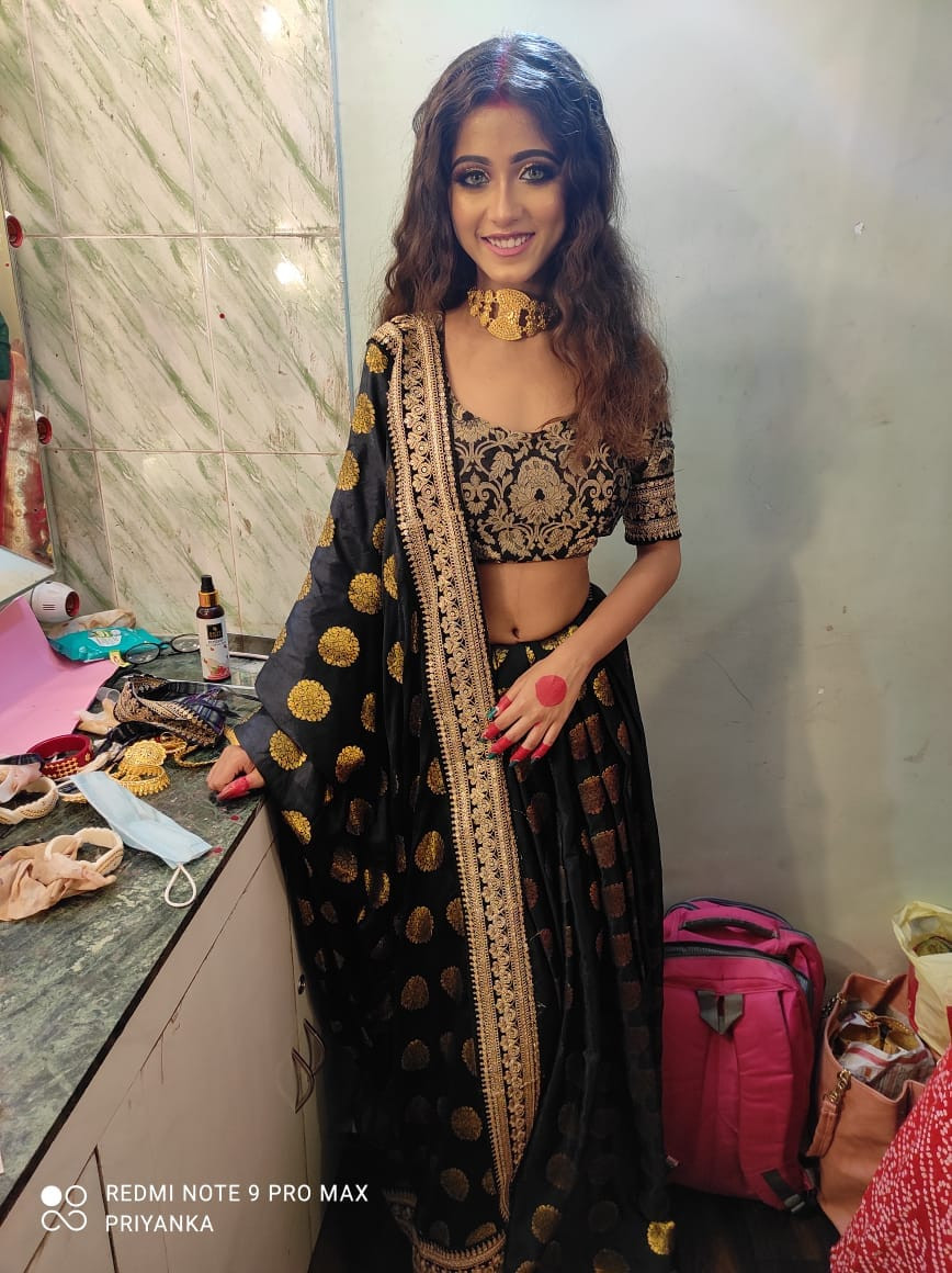 Joyeeta Sanyal nhanh chóng nắm bắt cơ hội để kiếm tiền, dấn thân vào lĩnh vực khác như diễn viên, ca hát...