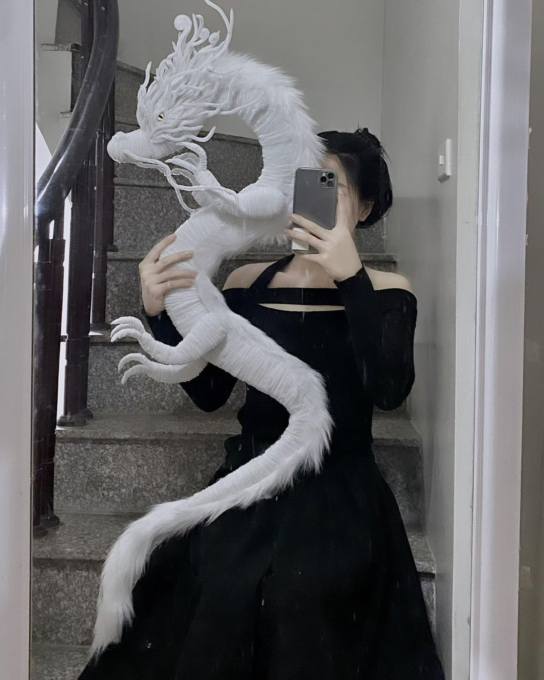 Đáp ứng nhu cầu đó, nhiều shop nhiều chị em tận dụng hoa tay của mình đã tranh thủ tăng thêm thu nhập cho bản thân và gia đình. Giá thành của một chậu cây, hoa kẽm nhung cao từ mấy trăm đến cả triệu đồng.