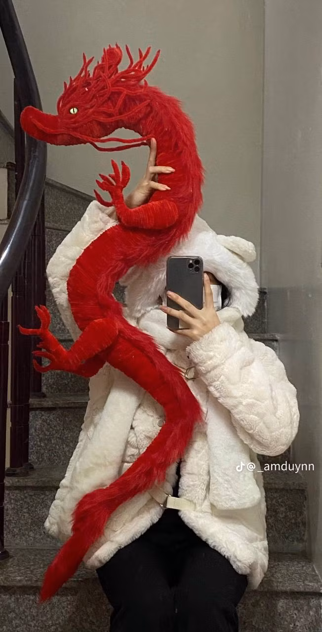 Đặc biệt người làm cần linh hoạt để tưởng tượng cách uốn nắn kẽm sao cho phù hợp, dán các chi tiết với nhau thật tỉ mỉ…