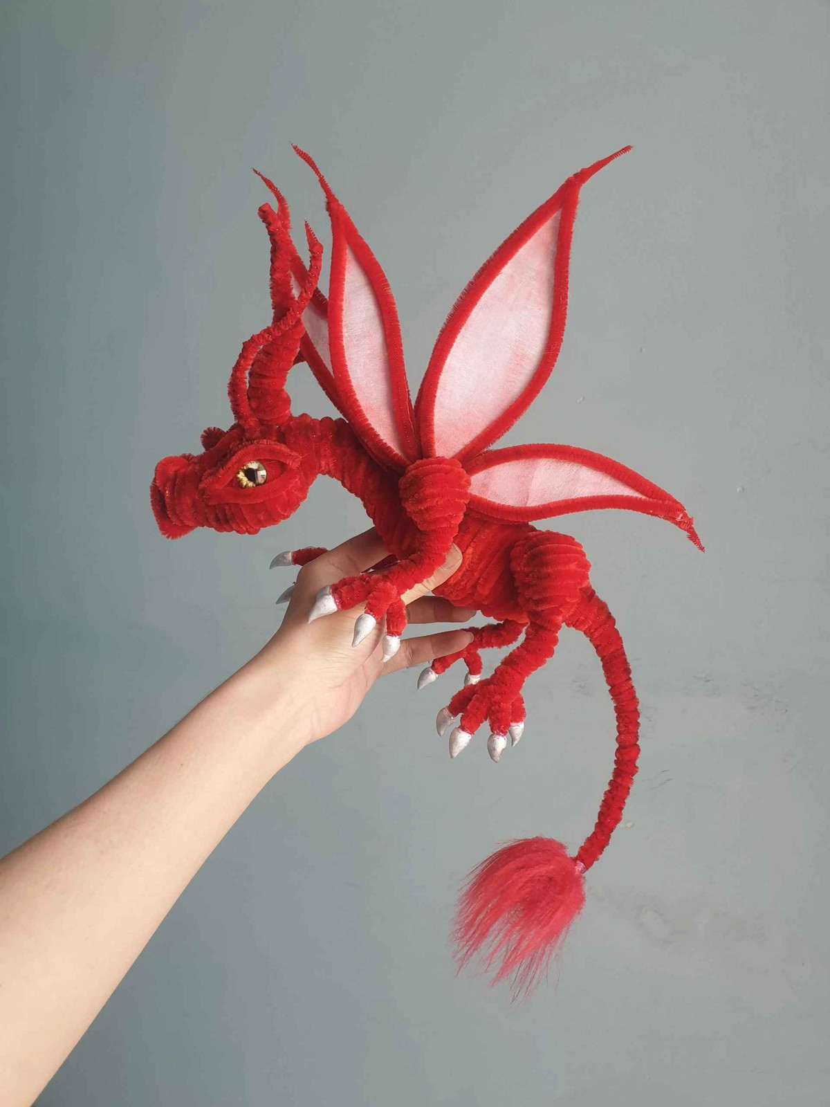 Không chỉ dừng lại ở cây hoa sự sáng tạo của con người là vô hạn. Nhiều thành viên của hội khéo tay đã sáng tạo kẽm nhung để làm thành hình con rồng vô cùng hoành tráng để hưởng ứng năm mới Giáp Thìn 2024.