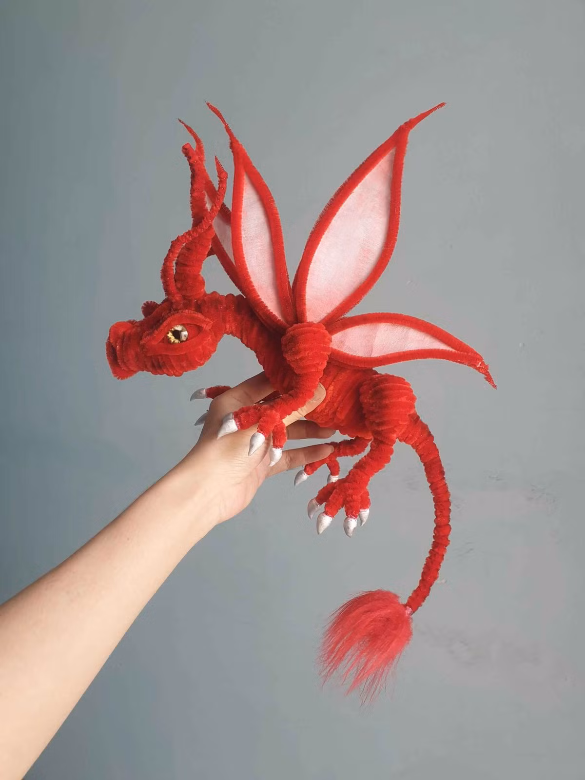 Không chỉ dừng lại ở cây hoa sự sáng tạo của con người là vô hạn. Nhiều thành viên của hội khéo tay đã sáng tạo kẽm nhung để làm thành hình con rồng vô cùng hoành tráng để hưởng ứng năm mới Giáp Thìn 2024.